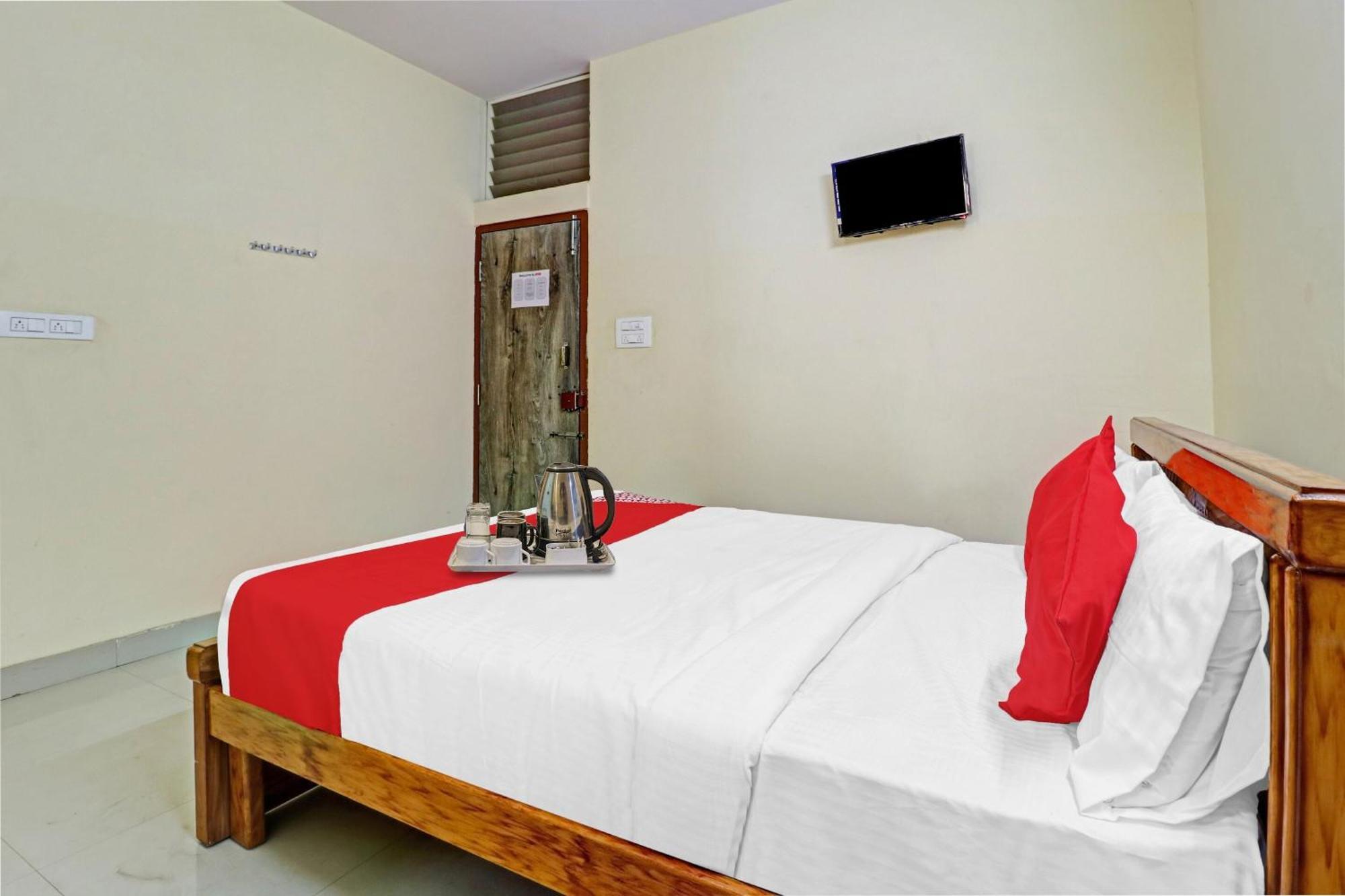 Hotel O Lakshmi Sri Deluxe Boarding & Lodgeing Kumbalgod Esterno foto