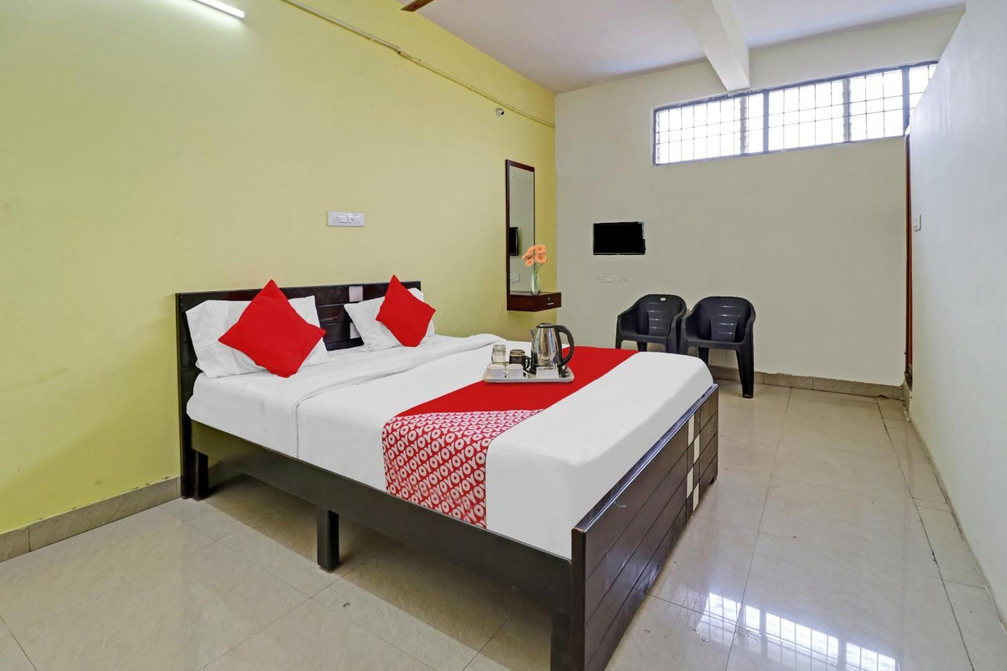 Hotel O Lakshmi Sri Deluxe Boarding & Lodgeing Kumbalgod Esterno foto