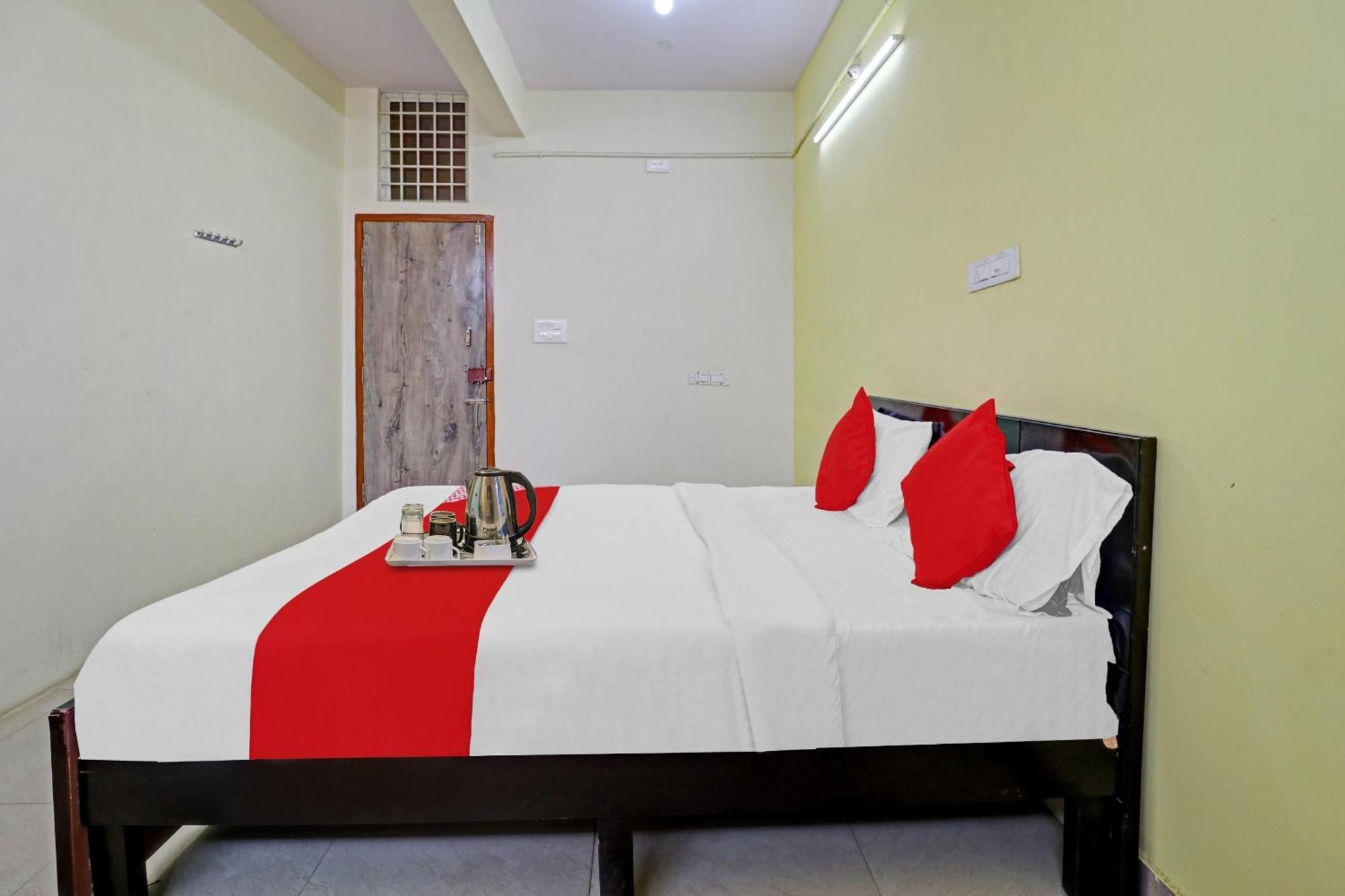 Hotel O Lakshmi Sri Deluxe Boarding & Lodgeing Kumbalgod Esterno foto