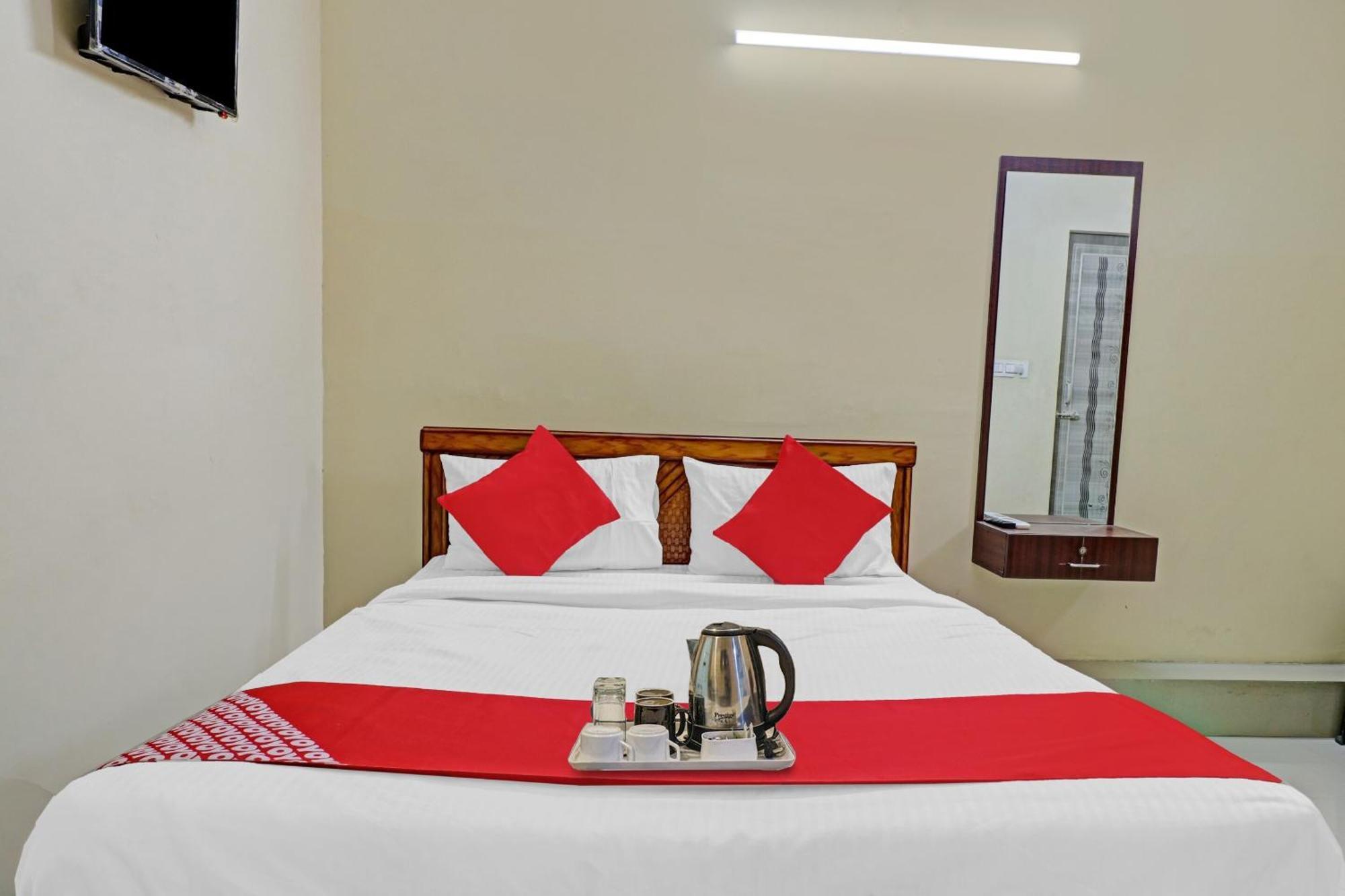Hotel O Lakshmi Sri Deluxe Boarding & Lodgeing Kumbalgod Esterno foto