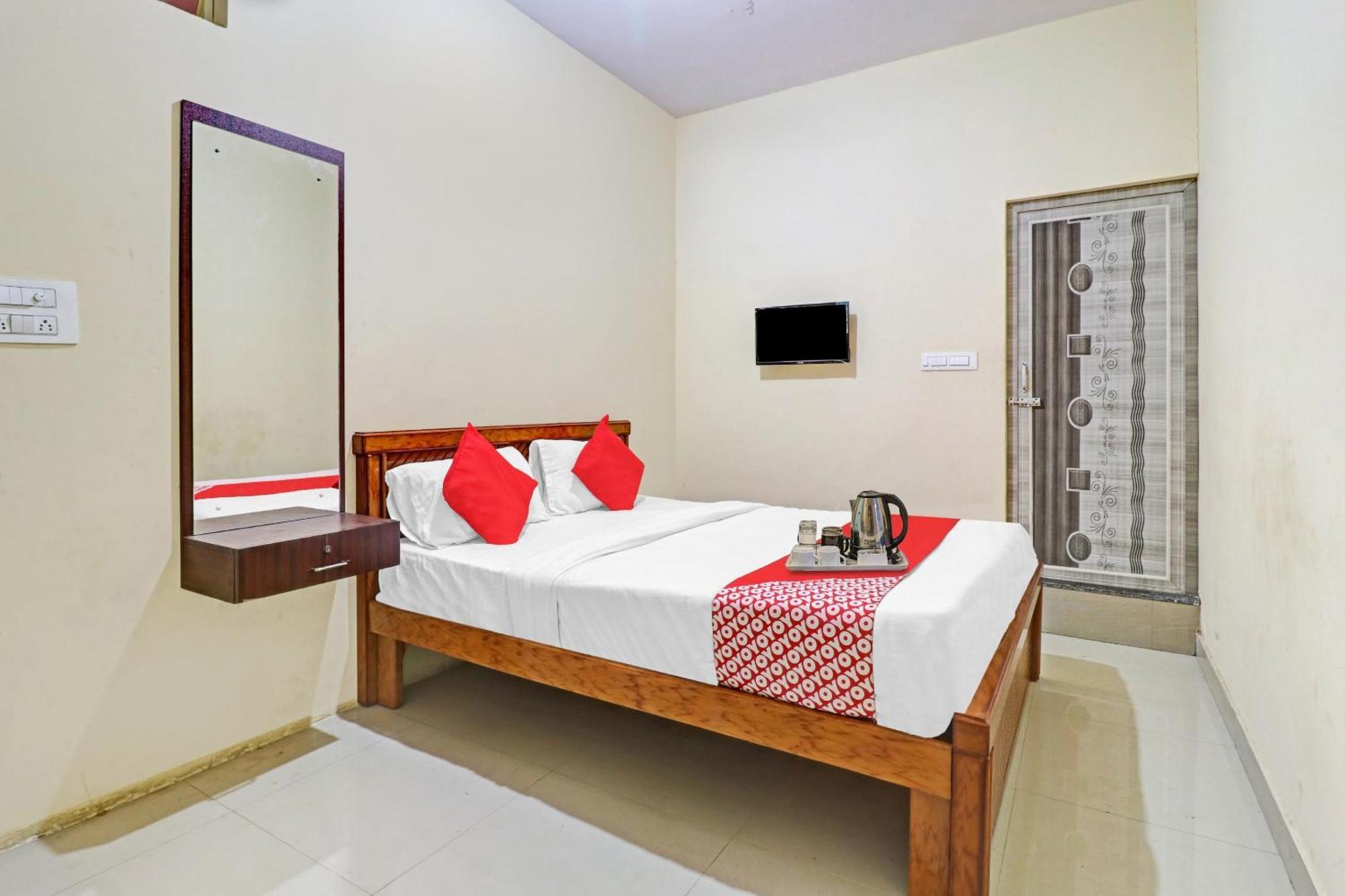 Hotel O Lakshmi Sri Deluxe Boarding & Lodgeing Kumbalgod Esterno foto